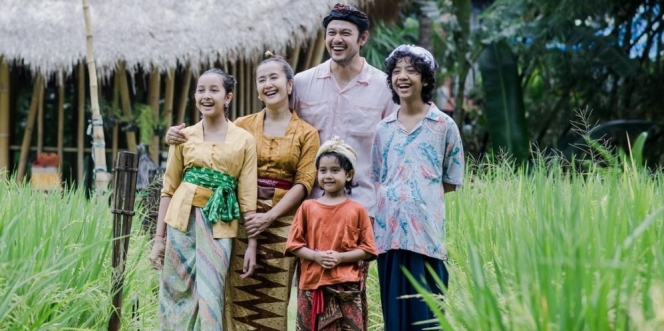 Potret Keseruan Keluarga Dwi Sasono Liburan di Bali, Lakukan Melukat hingga Belajar Tari Tradisional