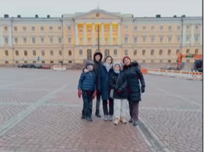 9 Potret Keseruan Ayu Azhari dan Keluarga Berlibur di Finlandia