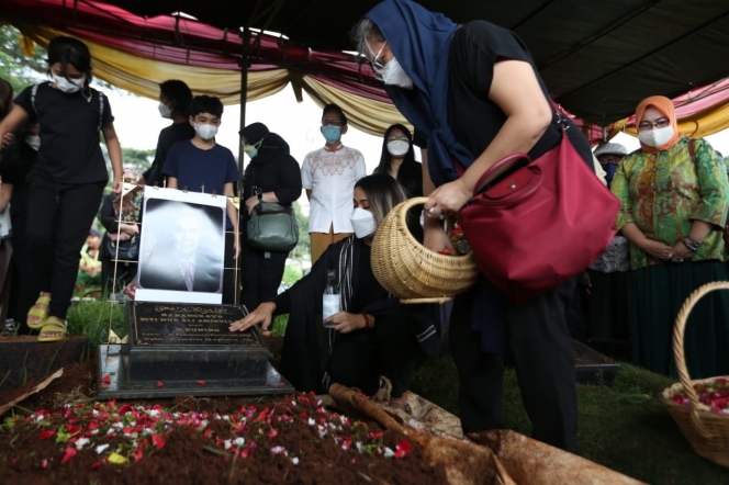 Potret Pemakaman Ayah Nirina Zubir yang Penuh Haru, Isak Tangis Keluarga Seolah Tak Terbendung