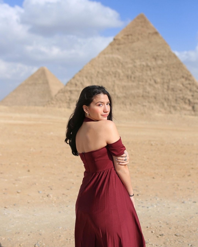 10 Potret Cassandra Lee Liburan Ke Mesir, Kunjungi Piramida hingga Naik Unta
