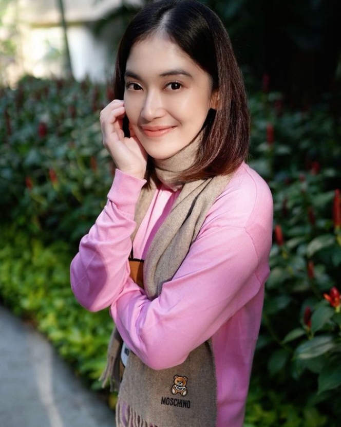 Jarang Tersorot, Ini 10 Potret Kartika Dewi Adik Sandra Dewi yang Gak Kalah Cantiknya