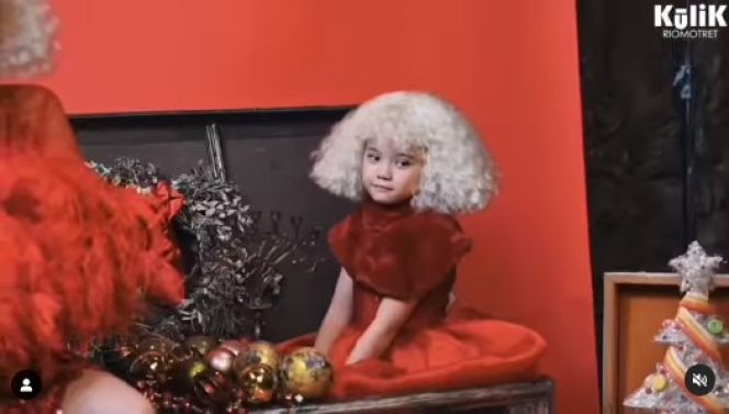 9 Pemotretan Gempi dan Gisel Spesial di Hari Natal, Cantik Disebut Mirip Boneka!