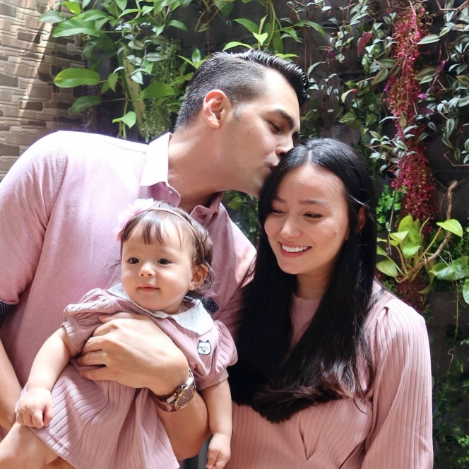 8 Tahun Nikah, Ini Potret Hangat Asmirandah dan Suami yang Makin Bahagia dengan Kehadiran Baby Chloe