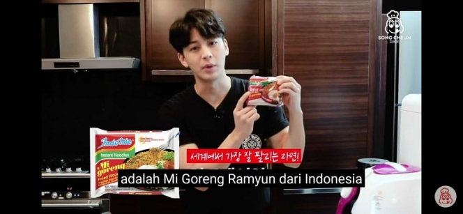 9 Selebriti Korea Selatan yang Bangga Tunjukkan dan Makan Mi Instan dari Indonesia