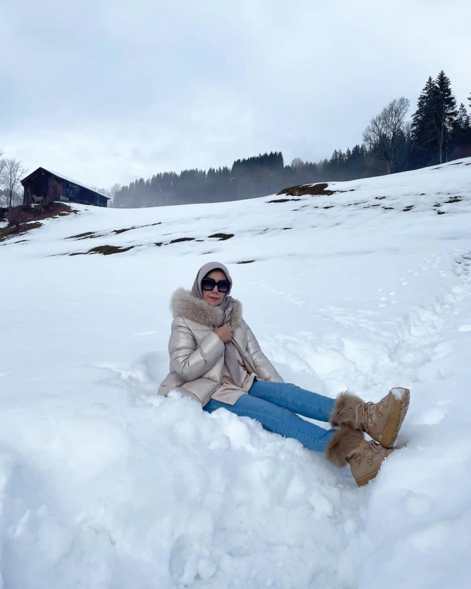11 Potret Kece Amy Qanita saat Liburan ke Spanyol, Nenek Stylish Bergaya Mentereng di Tengah Salju