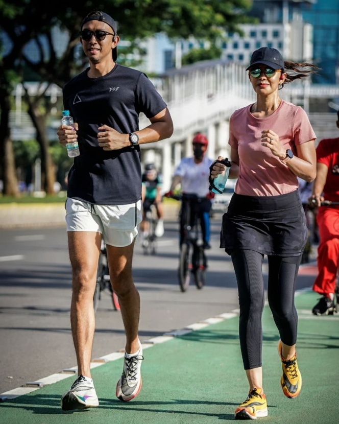 11 Gaya Sporty Najwa Shihab saat Berlari, Netizen Iri Melihat Outfitnya!