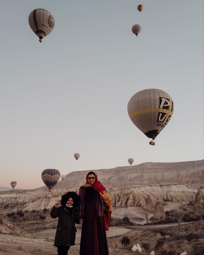 8 Potret Ashanty saat Nikmati Pemandangan di Cappadocia, Emak-Emak Cantik yang Bergaya bak ABG