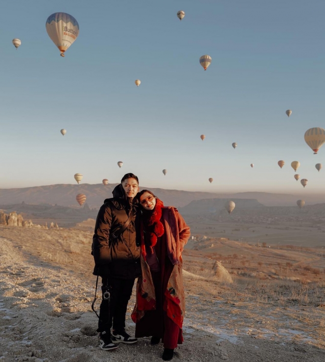 8 Potret Ashanty saat Nikmati Pemandangan di Cappadocia, Emak-Emak Cantik yang Bergaya bak ABG