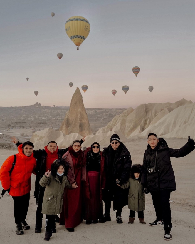 8 Potret Romantis Aurel Hermansyah dan Atta Halilintar di Cappadocia, Pamer Kemesraan di Tempat Indah