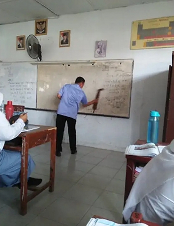 9 Gaya Nyeleneh Guru Waktu Ngajak di Kelas, Angkatan School From Home Perlu Tahu!