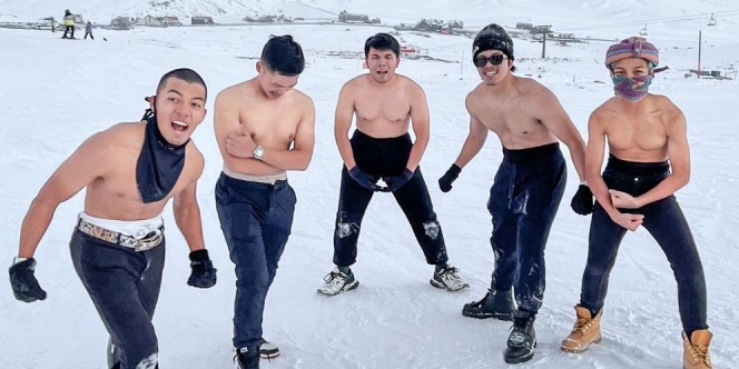 Potret Halilintar Boys dan Azriel Hermansyah Nekat Buka Baju dan Pamer Otot di Salju, Auto Beku!