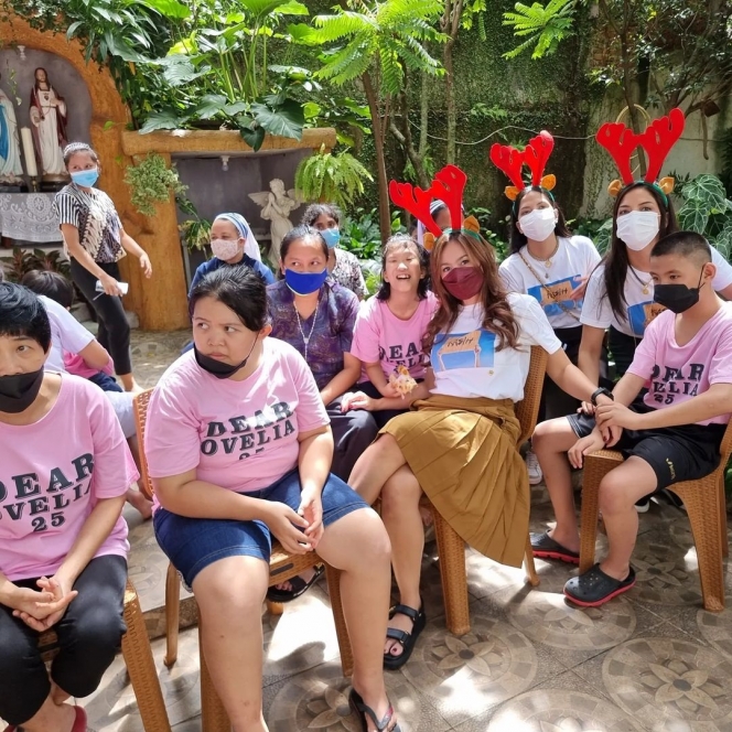 Bukan Party Mewah dan Glamour, Wulan Guritno Ikut Rayakan Natal Bareng Anak-Anak dari Yayasan Sosial