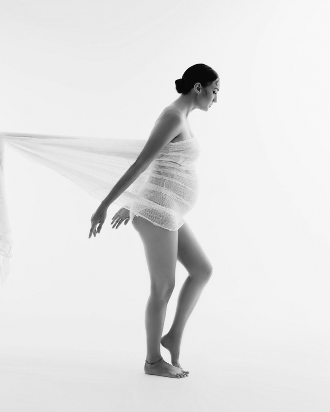 Deretan Potret Maternity Shoot Nadine Chandrawinata, Pakai Kain Nerawang Bertema Monokrom