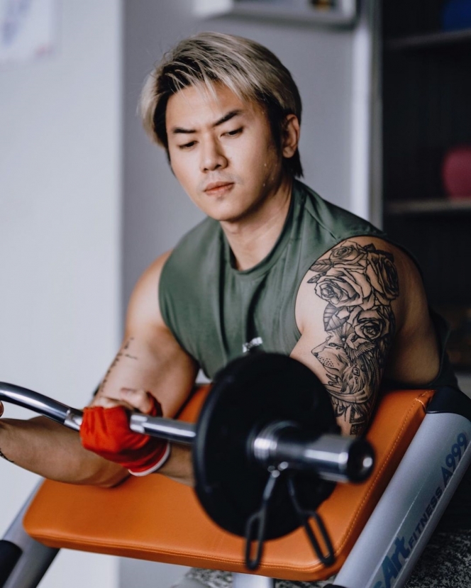 Potret Terbaru Rafael Tan Eks Boyband Smash, Makin Macho dengan Body Kekar yang Dihiasi Banyak Tato