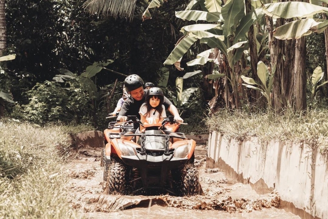 Liburan Bareng ke Bali, Ini Potret Gading dan Gempi Main ATV di Lumpur yang Gak Ada Takut-Takutnya