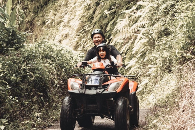 Liburan Bareng ke Bali, Ini Potret Gading dan Gempi Main ATV di Lumpur yang Gak Ada Takut-Takutnya