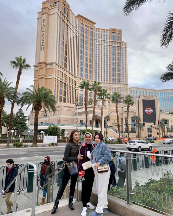 9 Potret Nikita Willy Liburan Tahun Baru ke Las Vegas Bareng Keluarga, Baby Bump-nya Bikin Salfok