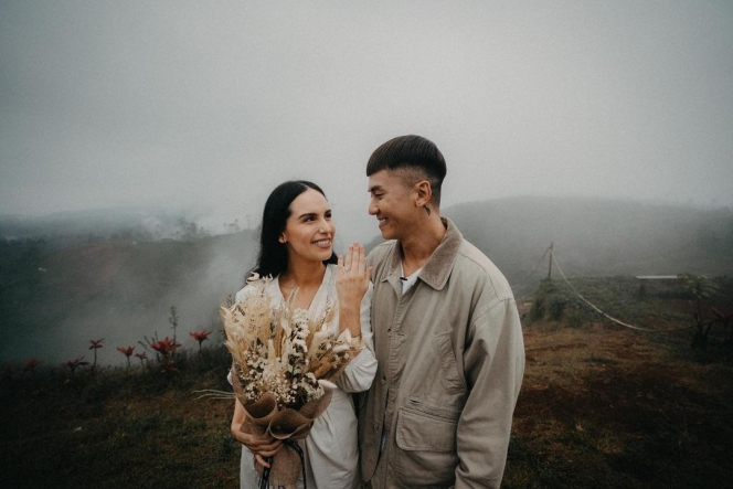 7 Potret Rafael Tan Eks Boyband Smash Lamar Kekasih di Pegunungan yang Cipatakan Momen Syahdu