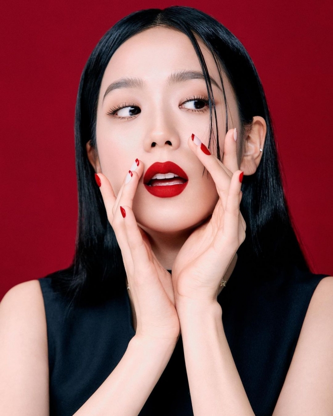 Jisoo BLACKPINK Ulang Tahun ke-27, Intip Pesonanya dengan Lipstik Merah Menyala