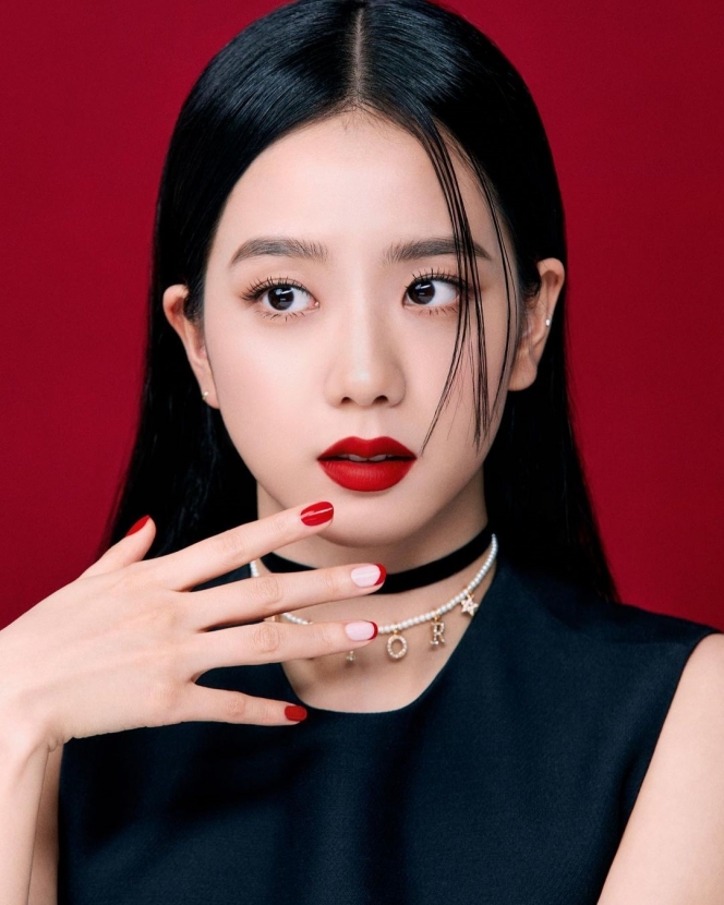 Jisoo BLACKPINK Ulang Tahun ke-27, Intip Pesonanya dengan Lipstik Merah Menyala