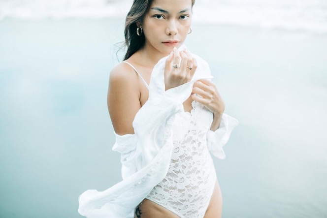 8 Potret Audrey Aisha, Model Cantik yang Berpose Panas Bareng Jefri Nichol