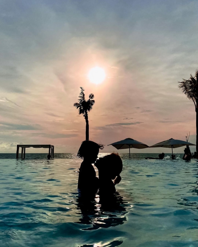  Potret Nikita Mirzani Liburan ke Bali, Pakai Swimsuit Two Pieces Pamer Body Goals Idaman