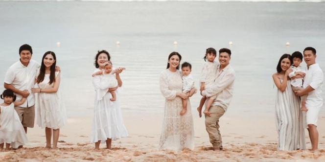 5 Momen Keluarga Besar Chelsea Olivia dan Glenn Alienskie Liburan Bareng, Kompak Pakai Baju Serba Putih