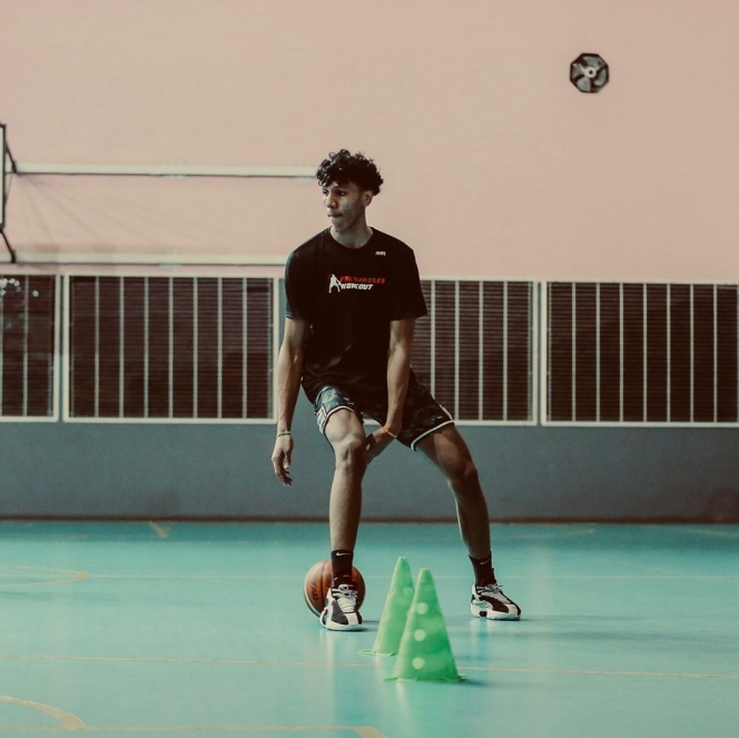 7 Potret Derrick Michael, Anak Muda Indonesia Pertama dengan Tinggi 2 Meter yang Sekolah di NBA Academy