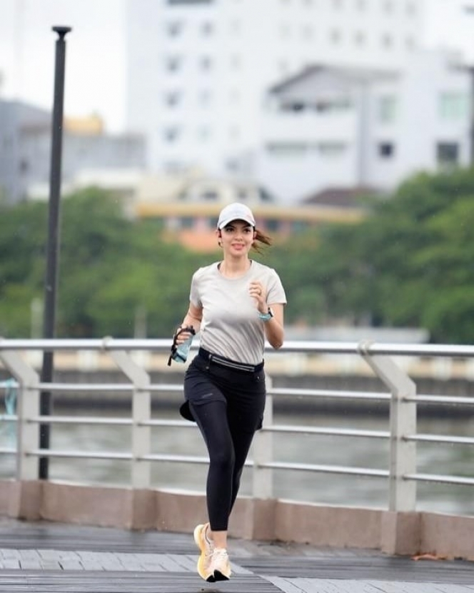 Rutin Lakukan Olahraga, Ini 7 Potret Najwa Shihab Jogging Bareng Rombongan di Pantai Losari
