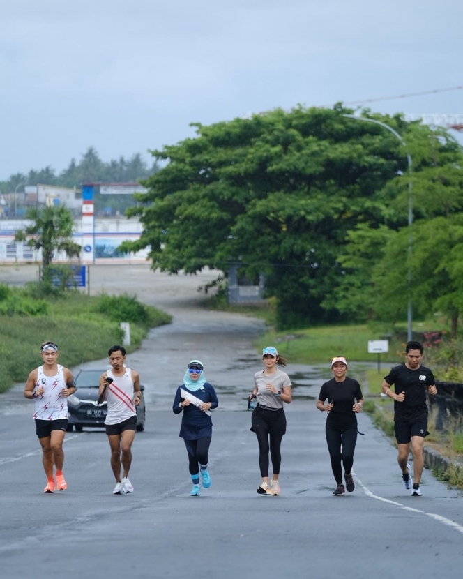 Rutin Lakukan Olahraga, Ini 7 Potret Najwa Shihab Jogging Bareng Rombongan di Pantai Losari