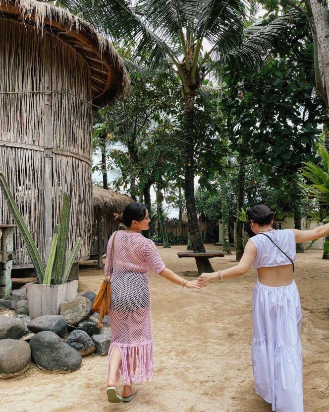 7 Potret Liburan Marsha Aruan ke Bali, Pamer Body Goals dengan Crop Top dan Baju Nerawang