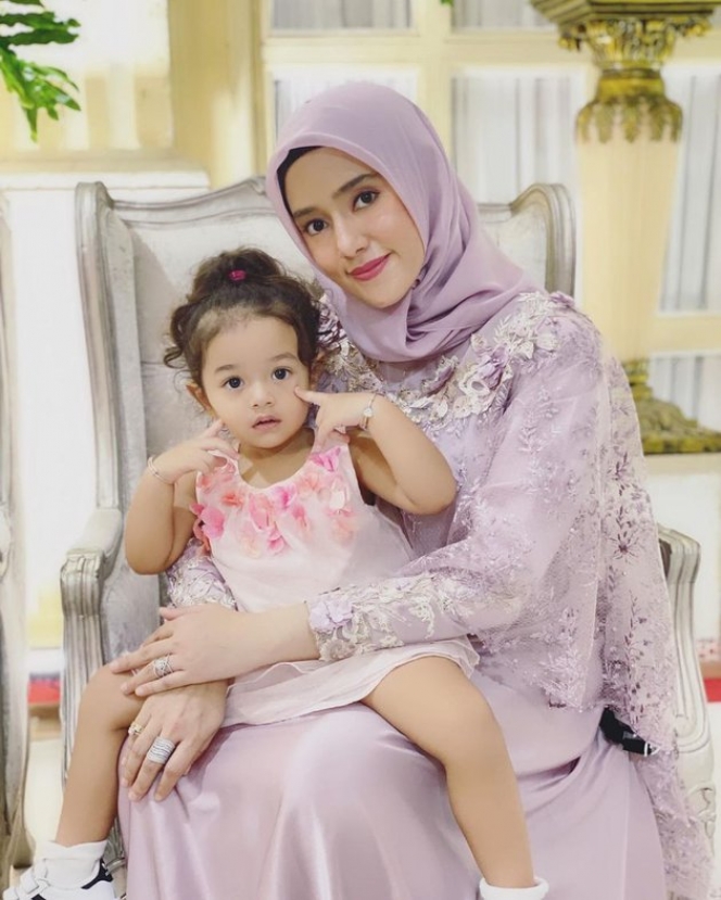 Punya Wajah Arab Kental, Ini 10 Potret Terbaru Queen Eijaz, Putri Fairuz A Rafiq yang Kini Udah Jadi Kakak!