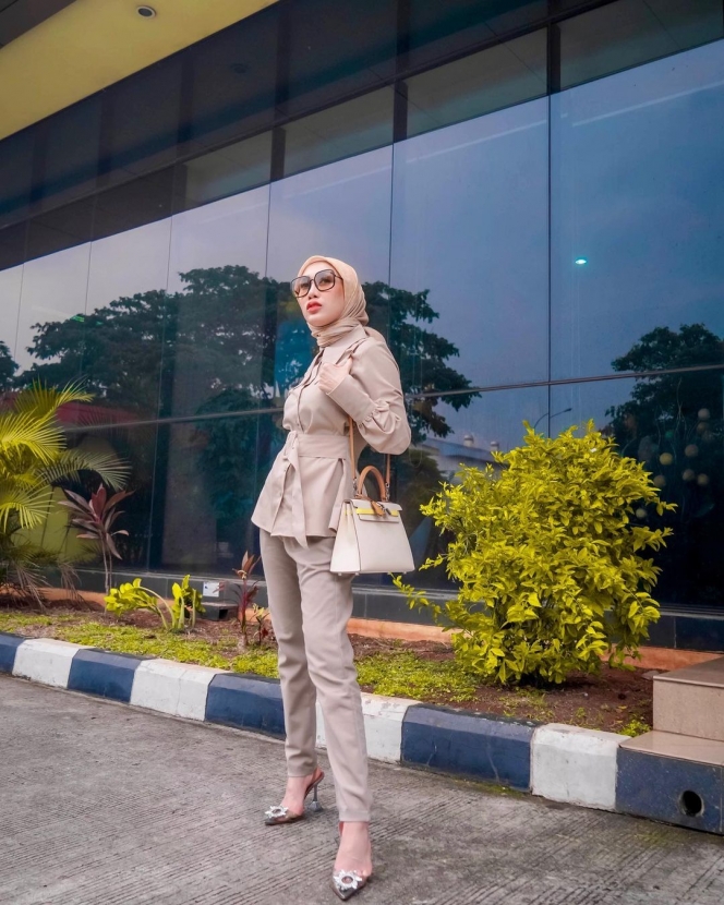 10 Potret Terbaru Dokter Reza Gladys Kakak Ipar Siti Badriah yang Miliki Body Langsing Meski Sudah 4unya 4 Anak
