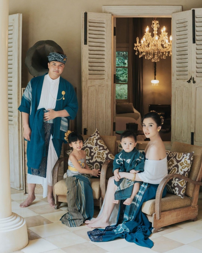 7 Pemotretan Keluarga Chelsea Olivia Pakai Baju Adat Bali, Aksi Dante yang Super Unyu Jadi Sorotan