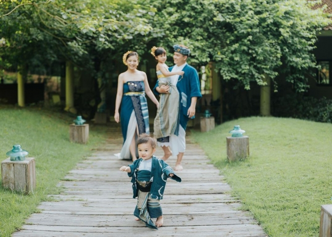 7 Pemotretan Keluarga Chelsea Olivia Pakai Baju Adat Bali, Aksi Dante yang Super Unyu Jadi Sorotan