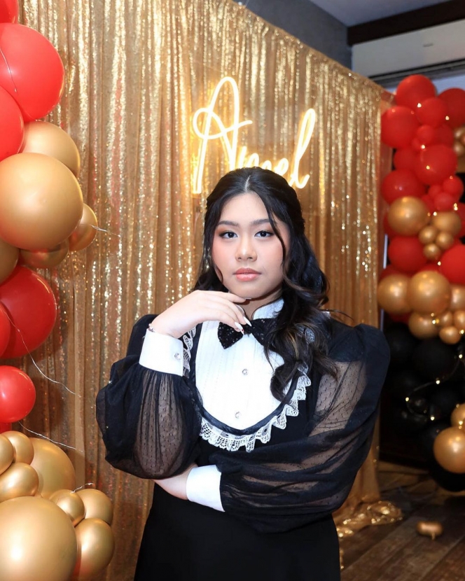 8 Potret Perayaan Ulang Tahun Amel Putri Sulung Ussy Sulistiawaty, Glamor Bertemakan Gold