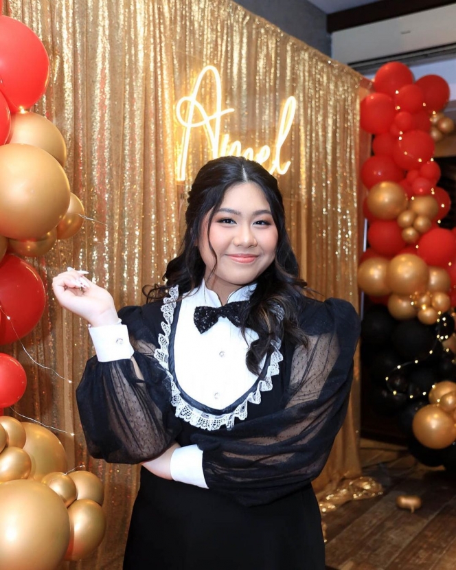 8 Potret Perayaan Ulang Tahun Amel Putri Sulung Ussy Sulistiawaty, Glamor Bertemakan Gold