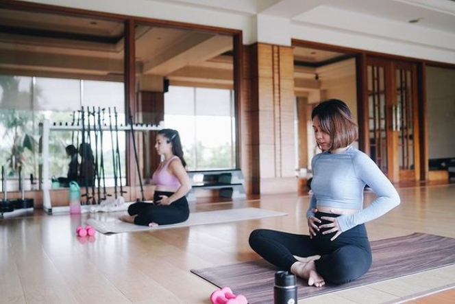 7 Potret Nikita WillySaat Laukan Pilates Kehamilan, Aura Cantik Bumilnya Makin Terlihat!