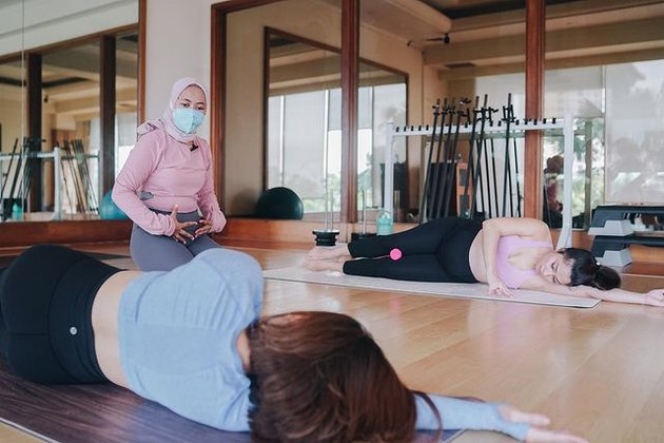 7 Potret Nikita WillySaat Laukan Pilates Kehamilan, Aura Cantik Bumilnya Makin Terlihat!