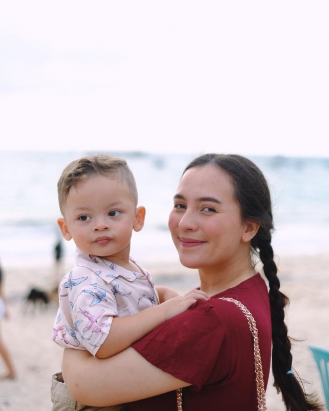 Super Mom, Ini 10 Potret Lidi Brugman Momong Baby Zayn Putra Sulungnya Saat Hamil Anak Kedua