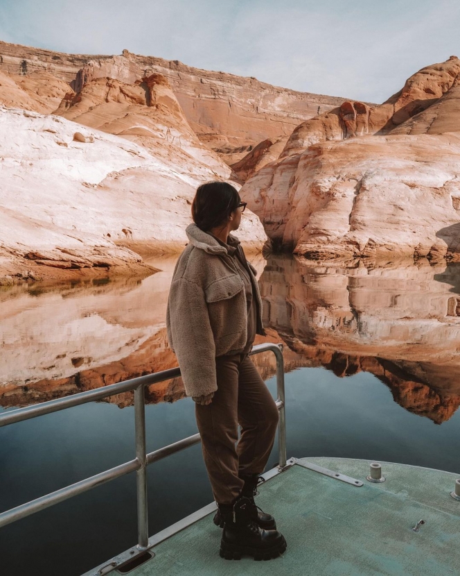 7 Potret Nikita Willy Berkunjung ke Antelope Canyon, Tetap Tampil Stylish dengan Baby Bump-nya