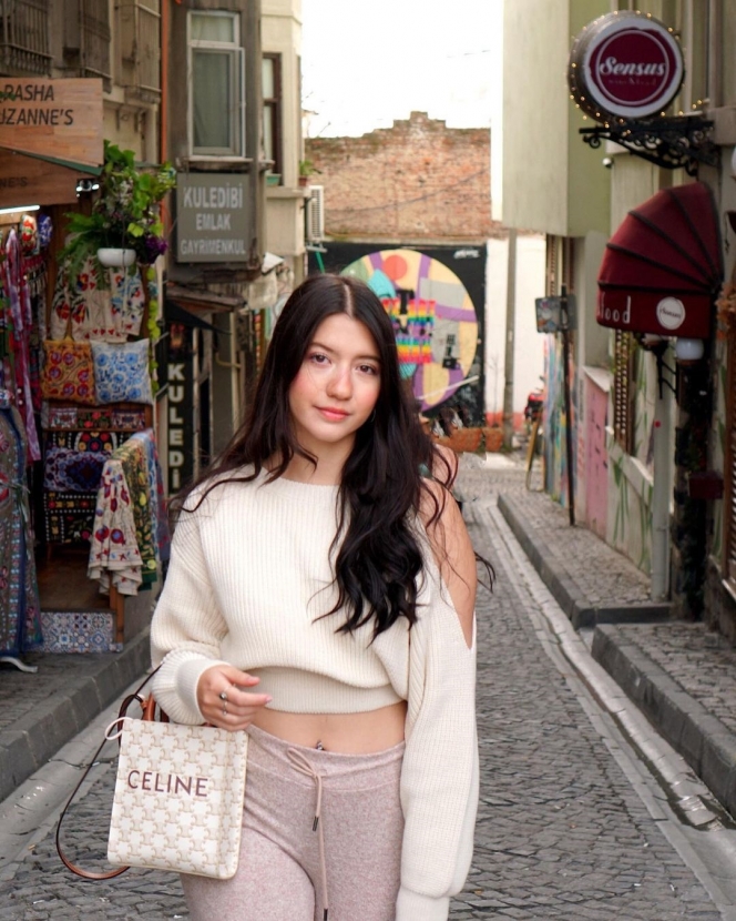 5 Potret Cassandra Lee di Jalanan Istanbul Turki, Pesona Cantiknya Bak Warga Lokal