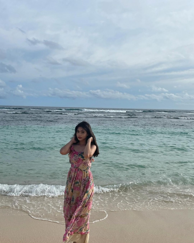 5 Potret Cantik Lea Ciarachel Liburan ke Pantai, Pamer Punggung Mulus dengan Dress Bunga
