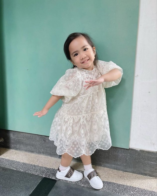 10 Potret Baby Briel Anak Momo Geisha, Mulai Centil dan Bergaya Tolak Pinggang Persis Sang Mama