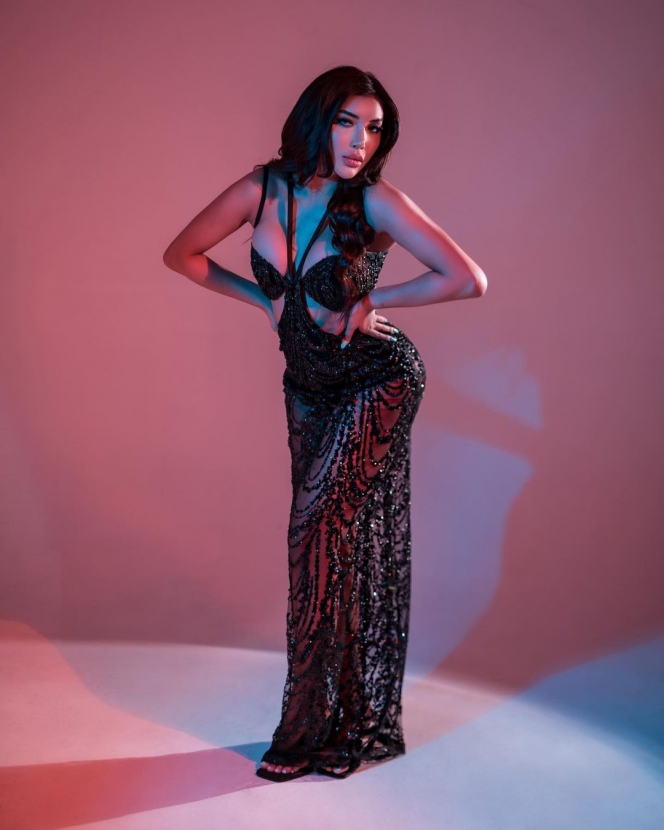Potret Terbaru Millen Cyrus dengan Dress Nerawang dan Terbuka, Pesonanya Bak Model Internasional!