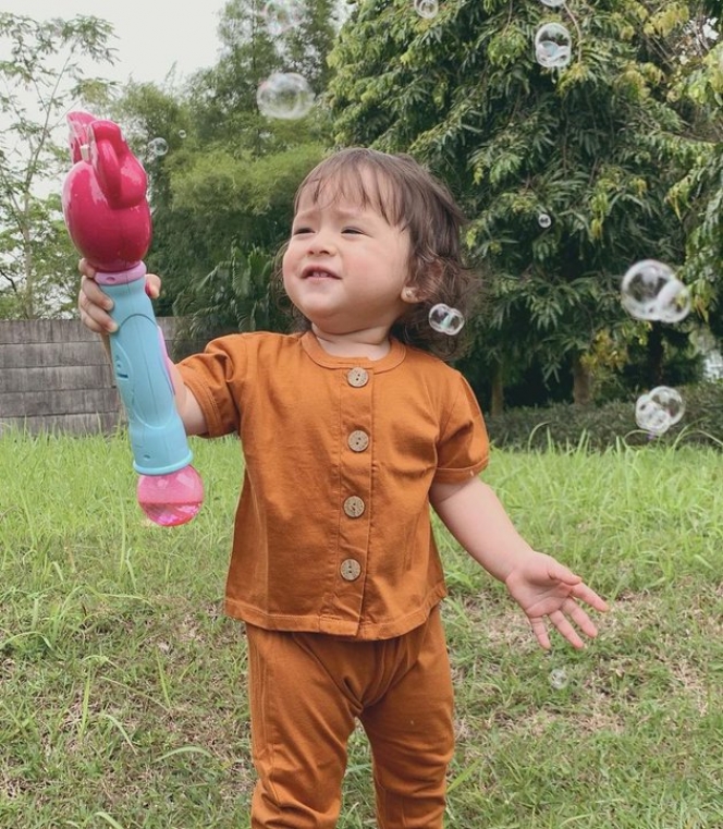 7 Potret Baby Chloe Anak Asmirandah Saat Main Gelembung Sabun, Gemas Banget dengan Ekspresinya