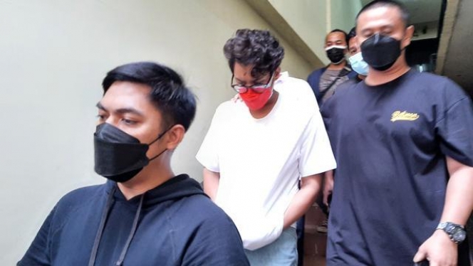 Diam Membisu dan Tutupi Wajah Malu, Ini Potret Ardhito Pramono Saat Ditangkap Polisi