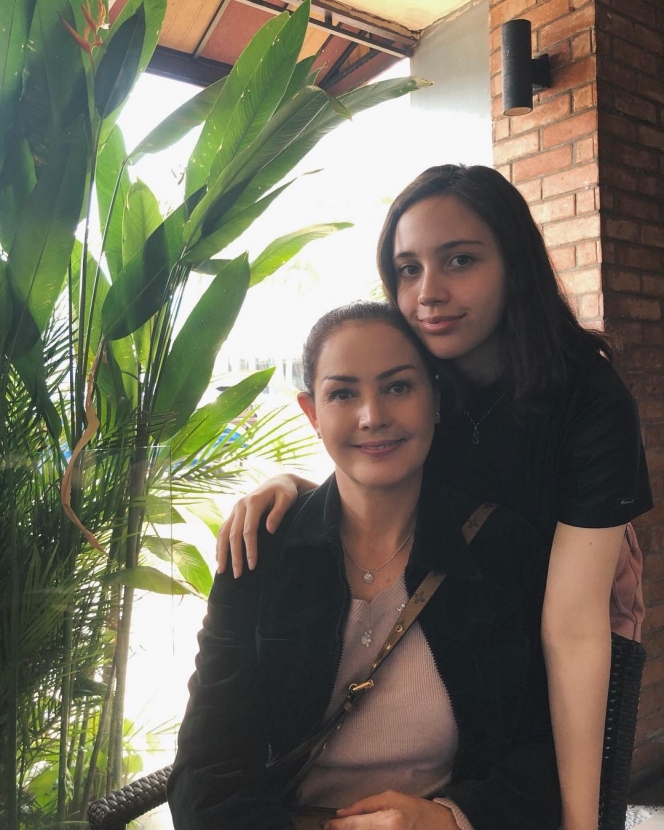 Sama-Sama Punya Paras Bule, 10 Potret Artis Senior Roweina Umboh dan Pesinetron Sharon Sahertian Putrinya