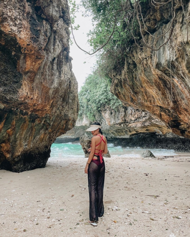 Potret Keseruan Nicole Parham di Bali, Pakai Swimsuit Merah Two Pieces Sambil Pamer Body Goals