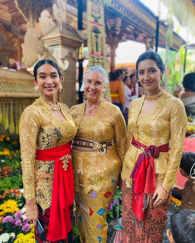 Potret Happy Salma Hadiri Pernikahan Pakai Kebaya Bali, Kompak dengan Ibu Mertua dan Ipar